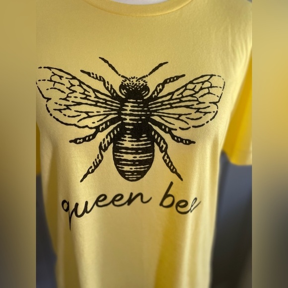 NWT Queen Bee yellow tee, size Medium - Picture 2 of 5